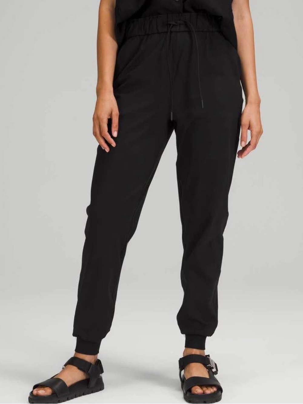 Lululemon Stretch High-Rise Jogger
Black size 4